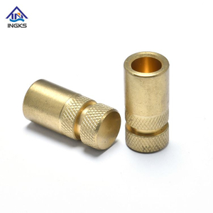 Đồng thau đôi kim cương có kết nối với các đai ốc với sợi bên trong một phần và kết thúc gần